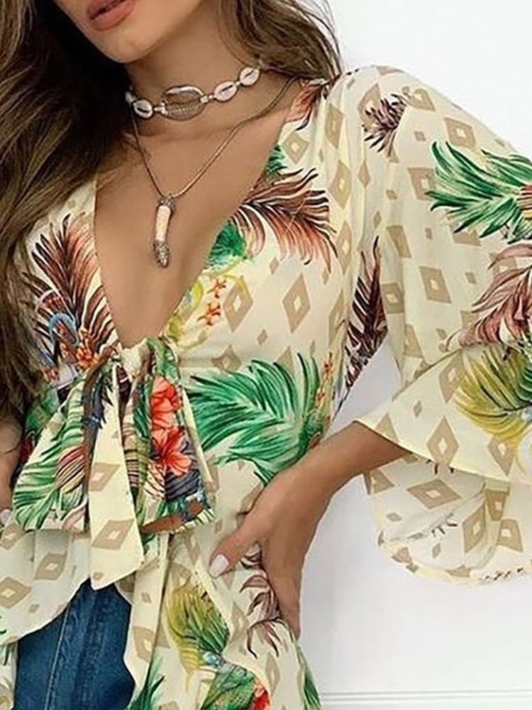 Blusa de manga campainha estampa tropical feminina
